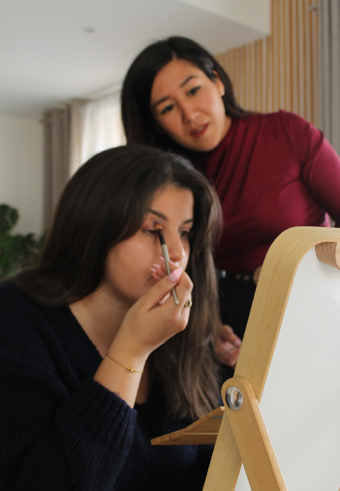 Une femme dissimulée derrière un miroir, symbole de perte d'identité et de quête de soi, illustrant le besoin de coaching en image à Nice.