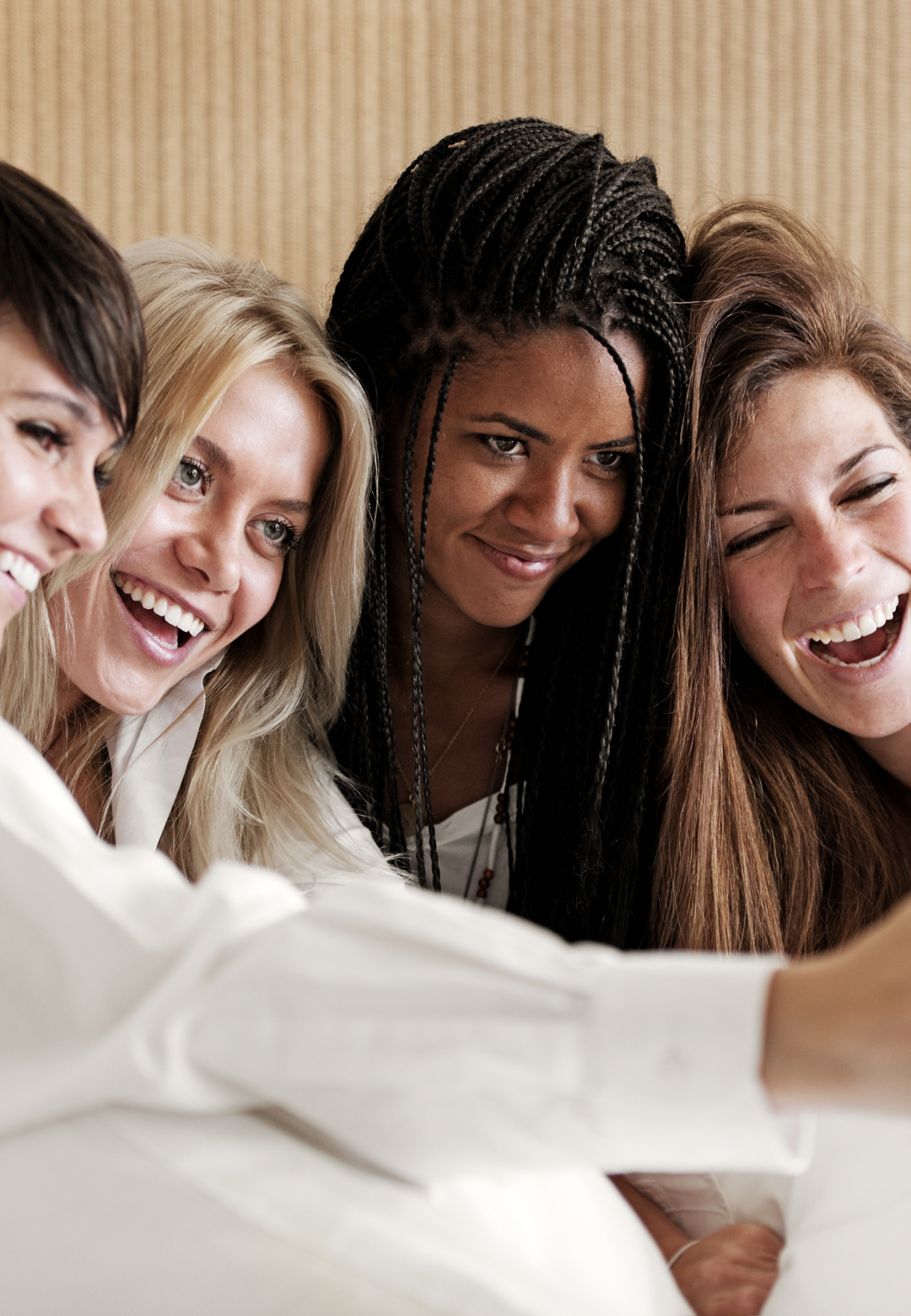 Groupe de femmes rayonnantes profitant d’un atelier collectif de coaching en image pendant un EVJF original à Nice.