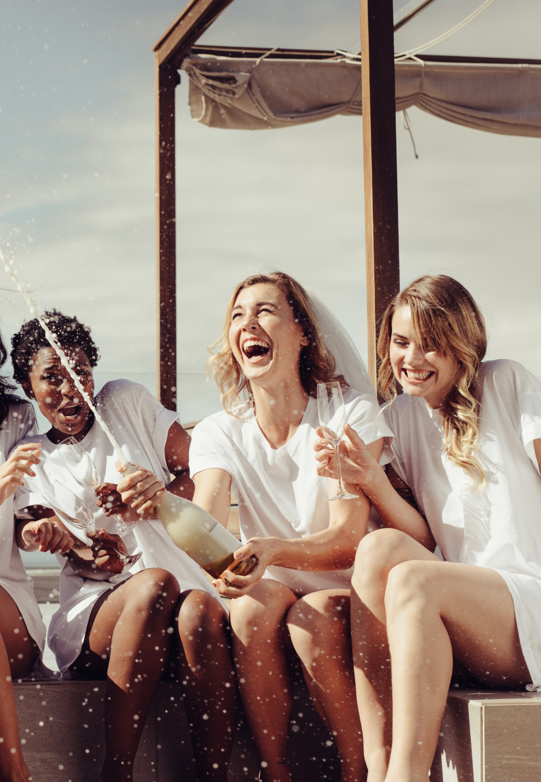 Un moment magique entre femmes : atelier EVJF coaching en image à Nice Groupe de femmes rayonnantes profitant d’un atelier collectif de coaching en image pendant un EVJF original à Nice.