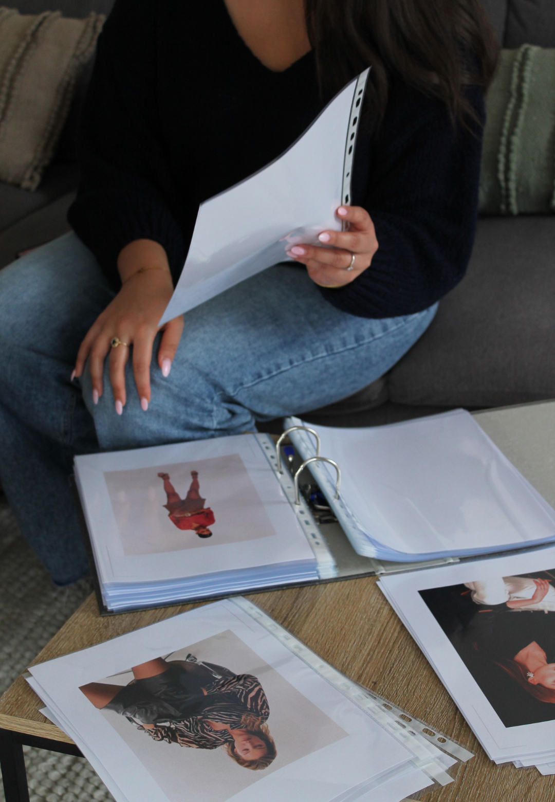 Coaching style personnalisé à Nice– Échange entre coach et cliente autour du book de styles Une cliente échange avec sa coach en image à propos des looks du book style, dans un moment d’écoute bienveillante durant une séance de coaching style à Nice.