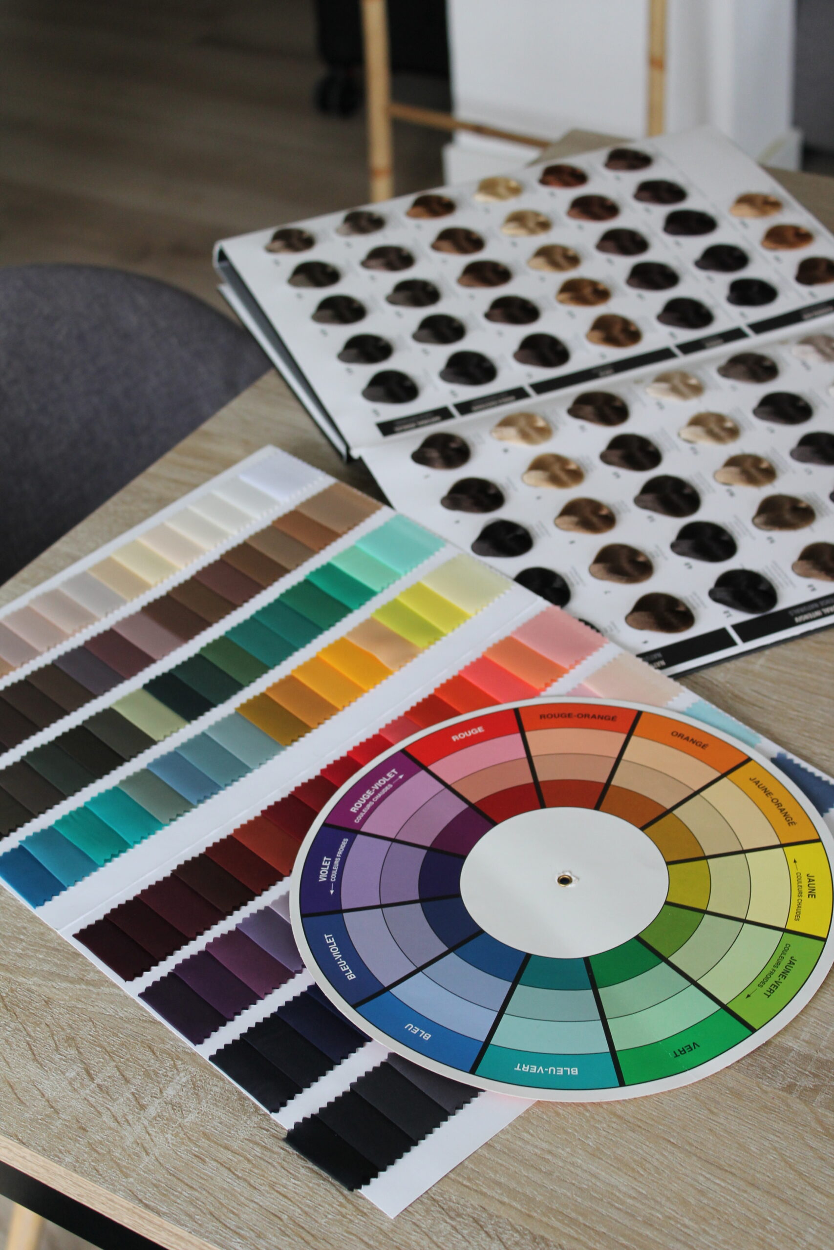 Coach en image réalisant un test de colorimétrie avec des drapings à Nice