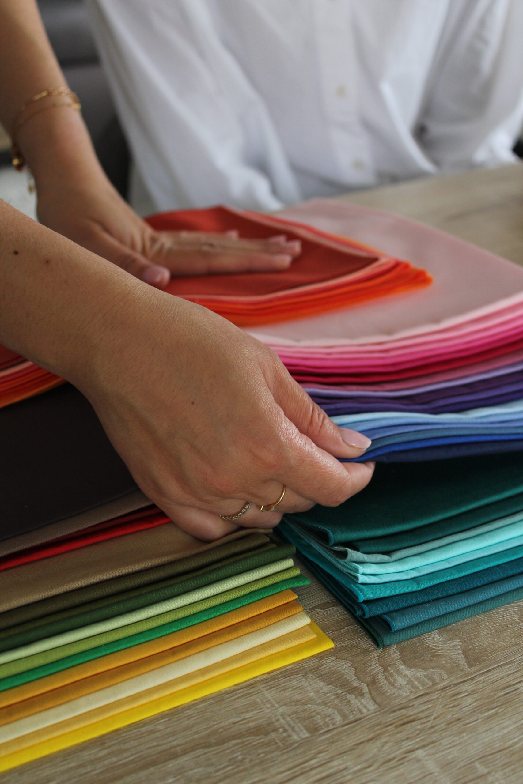 Coach en image réalisant un test de colorimétrie avec des drapings à Nice