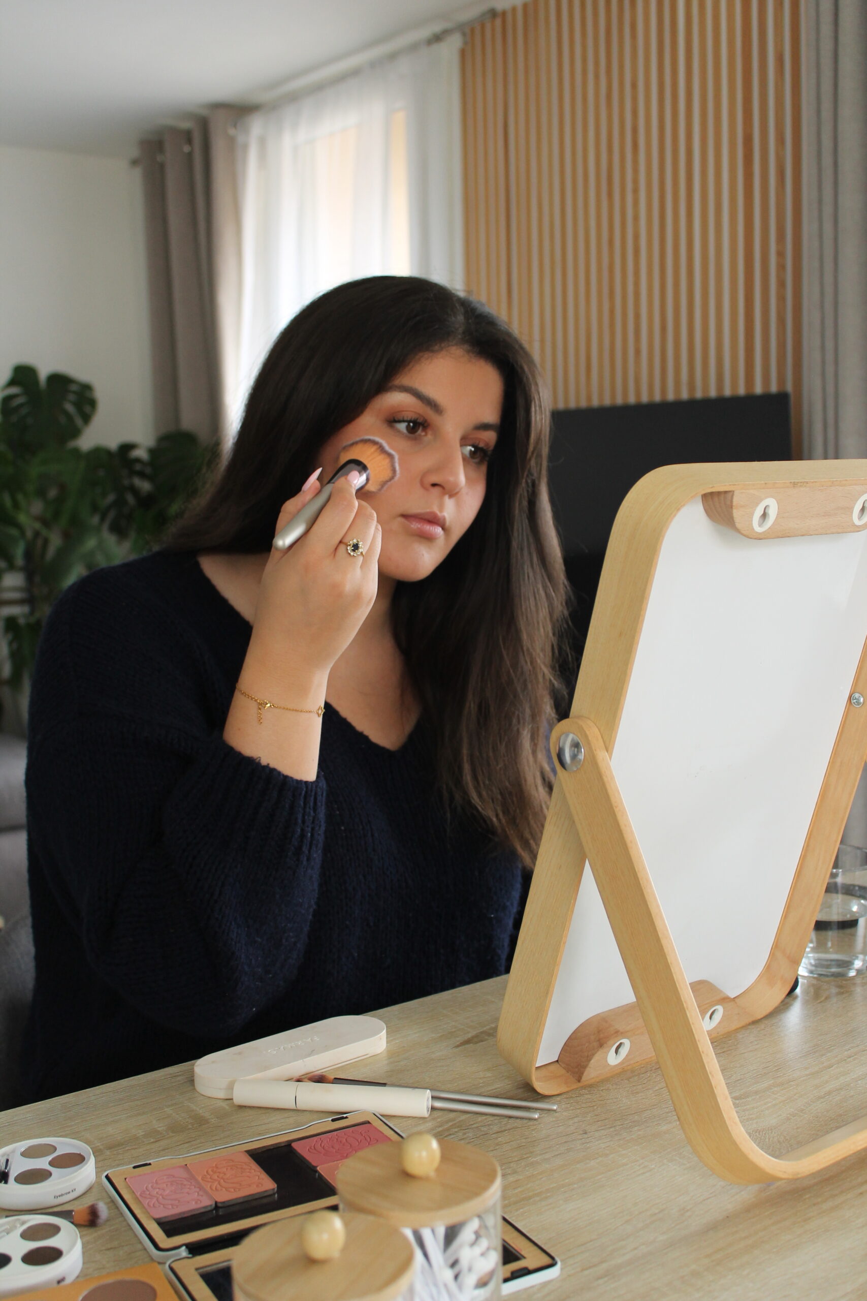 Atelier de visagisme à Nice – Cliente souriante face au miroir pendant une séance de drapping en coaching en image
